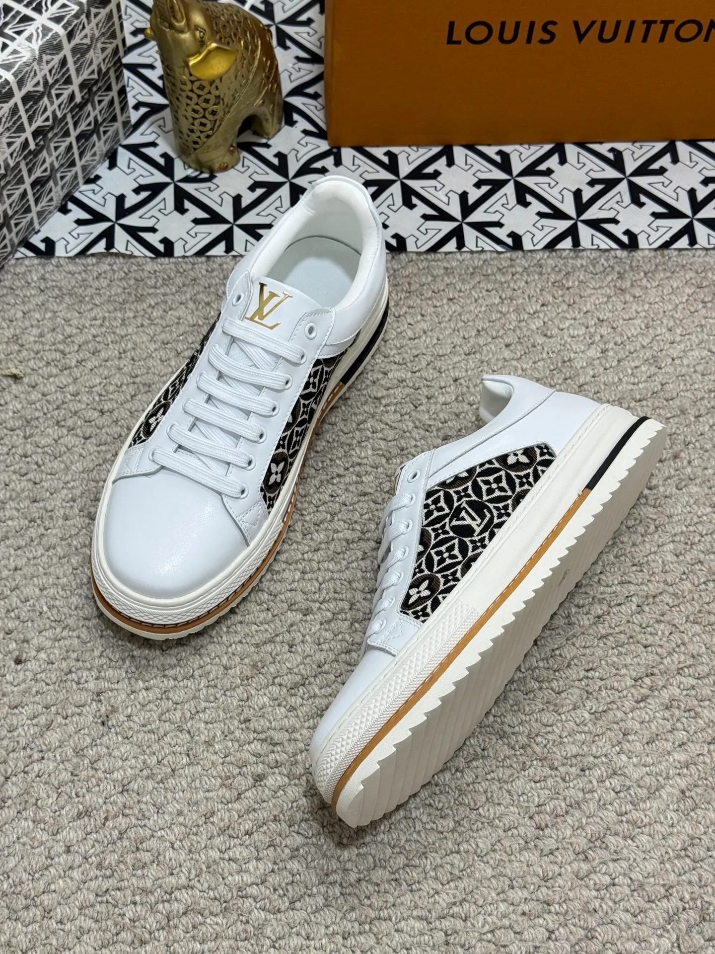 Men's shoes 💰400 [New style] 🌂🌂Top original order - Louis Vuitton®️ Trendy and fashionable yet low-key men's casual shoes, uppers made of cowhide leather stitched with LV special canvas presbyopia, comfortable and breathable, mesh lining, original rubber outsole, 2 colors optional~a must-have for stylish men. Size: 38-44 (45 customized